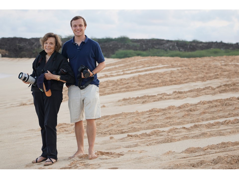 Sylvia Earle and Jonathan Hall with green sea turtle tracks © Dan Laffoley