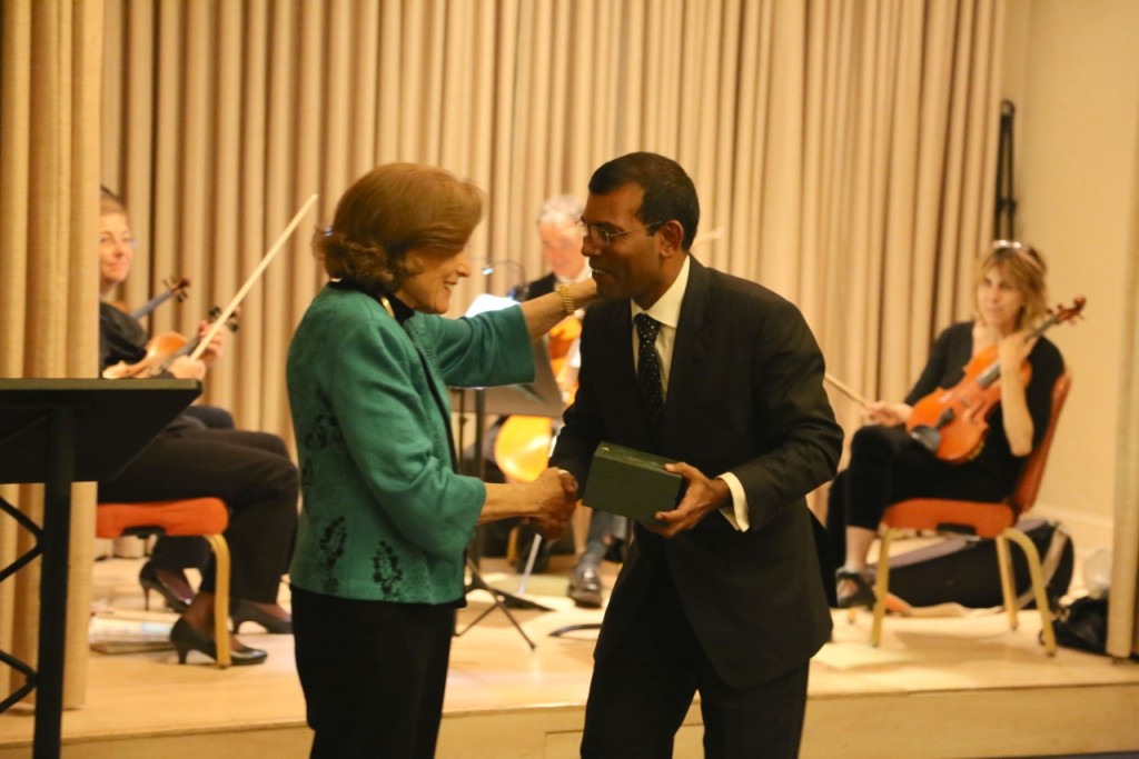 Dr. Sylvia Earle presented Nasheed with the Mission Blue Award in 2014 (Photo by Courtney Mattison)